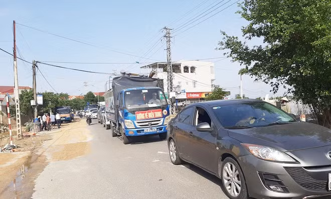 Hằng ngày xe cứu trợ đổ về các ngả đường thôn xóm là áp lực lớn cho cán bộ thôn, xã trong việc phân phối ẢNH: NGUYỄN THẾ THỊNH