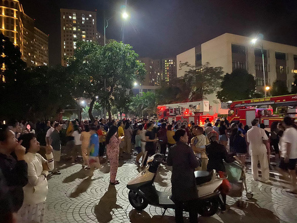  Trong đêm muộn nghe có thông báo cháy, hàng ngàn cư dân tháo chạy xuống đất - Ảnh: Lê Tấn