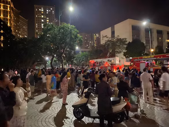  Trong đêm muộn nghe có thông báo cháy, hàng ngàn cư dân tháo chạy xuống đất - Ảnh: Lê Tấn