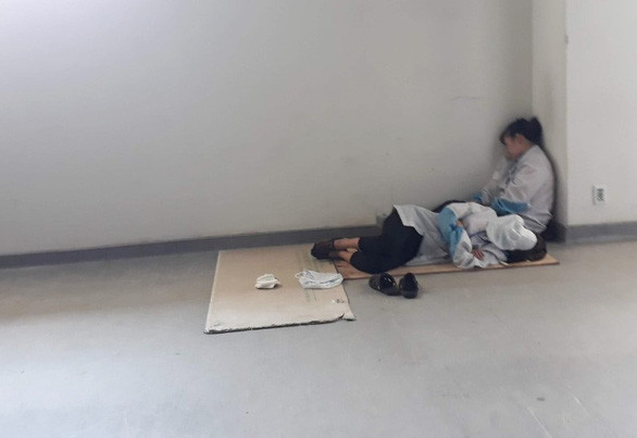 Công nhân làm đêm mệt mỏi, ngả lưng ít phút trong khu tủ cá nhân - Ảnh: TÂM LÊ