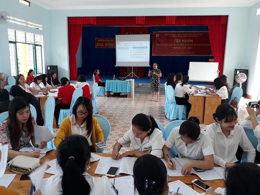 Cán bộ, giáo viên Trường Mầm non Hoa Hồng (TP. Pleiku) tham gia một lớp tập huấn. Ảnh: Phương Duyên Cán bộ, giáo viên Trường Mầm non Hoa Hồng (TP. Pleiku). Ảnh: Phương Duyên