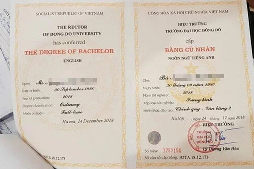 Văn bằng cử nhân giả do Đại học Đông Đô cấp cho các học viên. Ảnh: V.Dũng. Văn bằng cử nhân giả do Đại học Đông Đô cấp cho các học viên. Ảnh: V.Dũng.