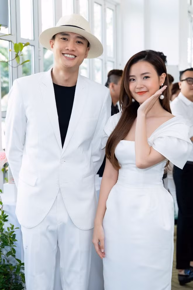 Quốc Trường mặc đúng dress-code trắng, thêm chiếc nón tạo điểm nhấn ẢNH: NVCC