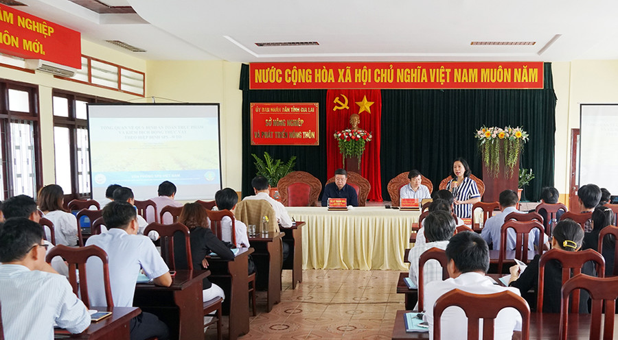 Quang cảnh hội nghị. Ảnh: Minh Nguyễn  Phân tích, đánh giá và những lưu ý đối với doanh nghiệp quy đình về an toàn thực phẩm và kiểm dịch động thực vật. Ảnh: Minh Nguyễn