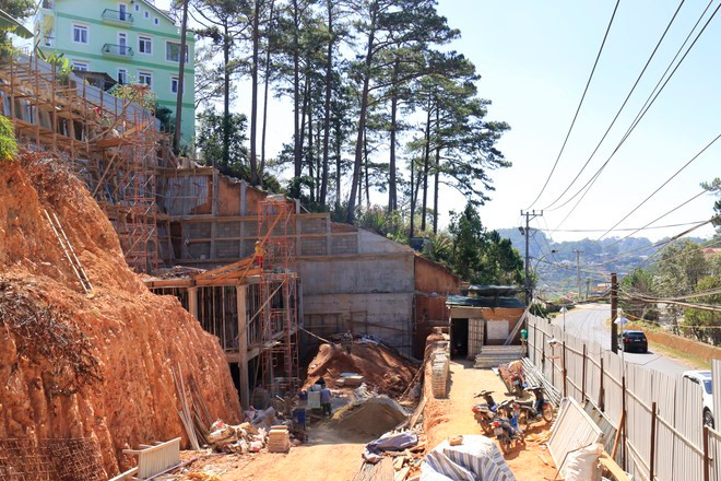 Việc múc đất thi công khách sạn Diamon Hill dẫn đến nguy cơ sạt lở đất dọc được Khe Sanh - ẢNH: LÂM VIÊN