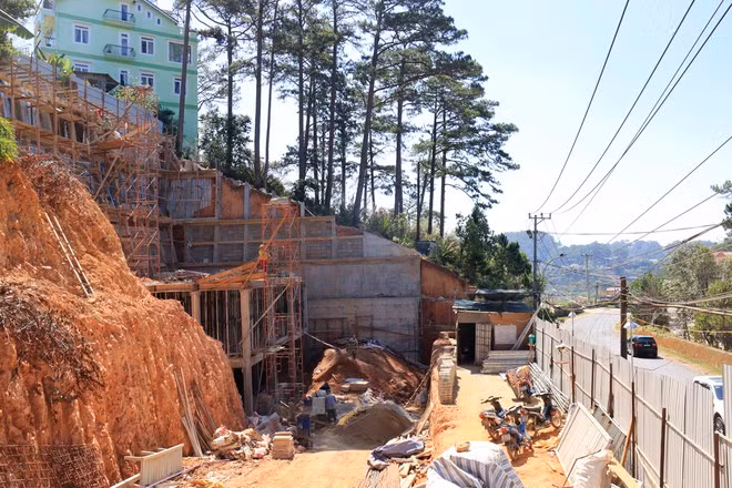 Việc múc đất thi công khách sạn Diamon Hill dẫn đến nguy cơ sạt lở đất dọc được Khe Sanh - ẢNH: LÂM VIÊN