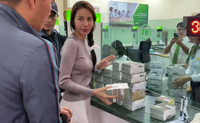 Thủy Tiên rút tiền mặt tại từng địa phương để cứu trợ người dân. ẢNH: NSCC