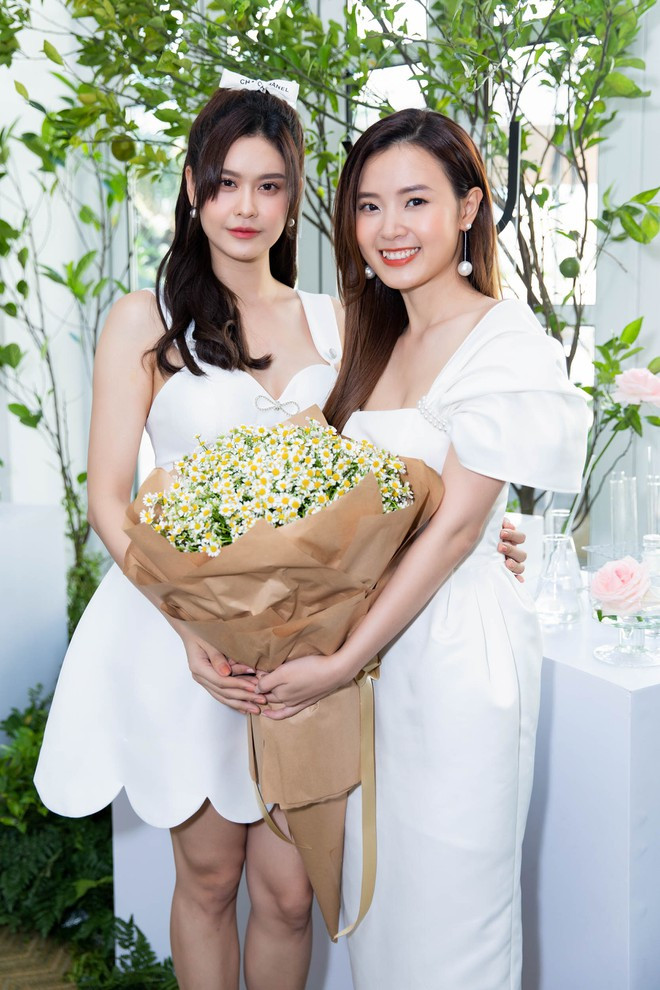 Sau khi lắng nghe những chia sẻ từ Midu, dàn khách mời đều ủng hộ mỹ nhân trên con đường mới ẢNH: NVCC