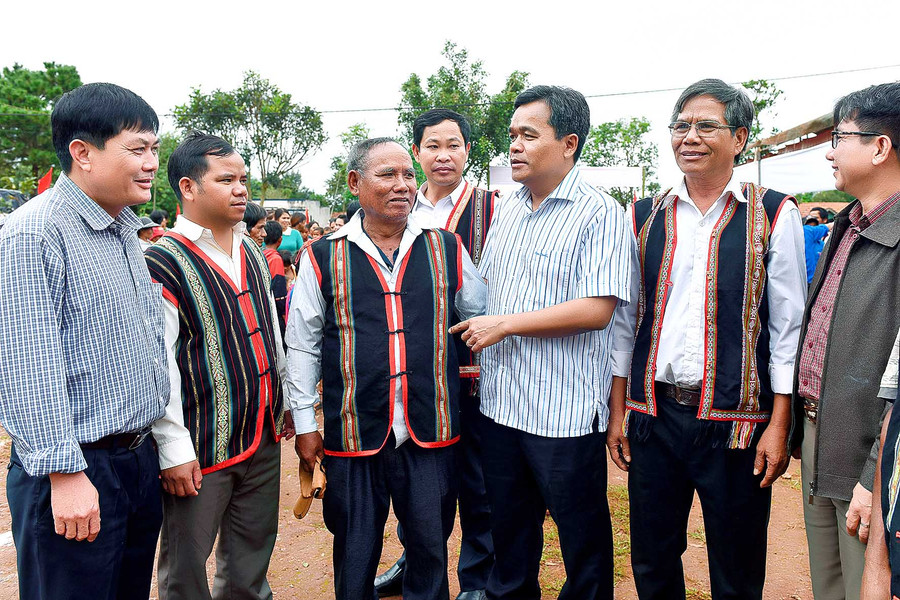 Hồ Văn Niên-Ủy viên dự khuyết Trung ương Đảng, Bí thư Tỉnh ủy, Trưởng đoàn đại biểu Quốc hội tỉnh nhấn mạnh: Thông qua ngày hội đại đoàn kết các dân tộc còn là dịp để bảo tồn, phát huy những phong tục tập quán và tôn vinh giá trị văn hóa truyền thống tốt đẹp của các dân tộc, cũng như thắt chặt tình đoàn kết giữa các dân tộc anh em.
