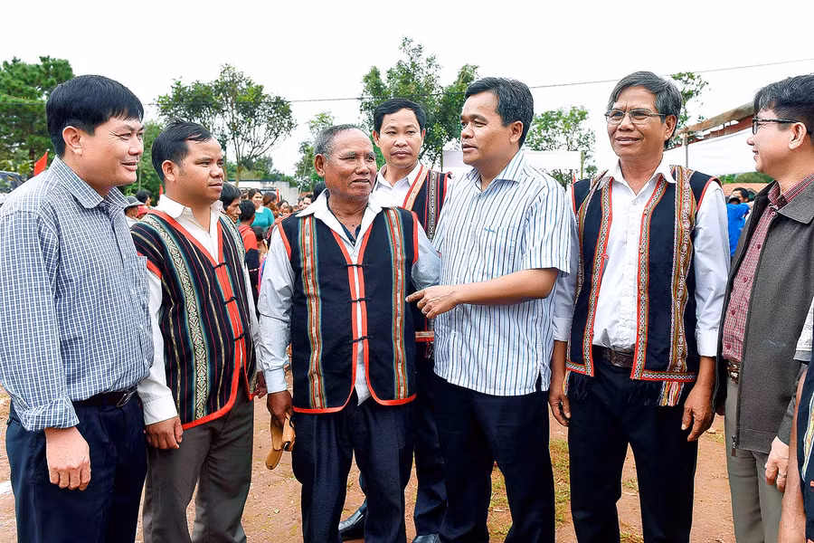 Hồ Văn Niên-Ủy viên dự khuyết Trung ương Đảng, Bí thư Tỉnh ủy, Trưởng đoàn đại biểu Quốc hội tỉnh nhấn mạnh: Thông qua ngày hội đại đoàn kết các dân tộc còn là dịp để bảo tồn, phát huy những phong tục tập quán và tôn vinh giá trị văn hóa truyền thống tốt đẹp của các dân tộc, cũng như thắt chặt tình đoàn kết giữa các dân tộc anh em.