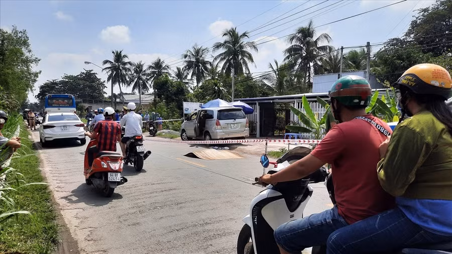 Hiện trường vụ án xảy ra trên Quốc lộ 53. Ảnh: P.V.