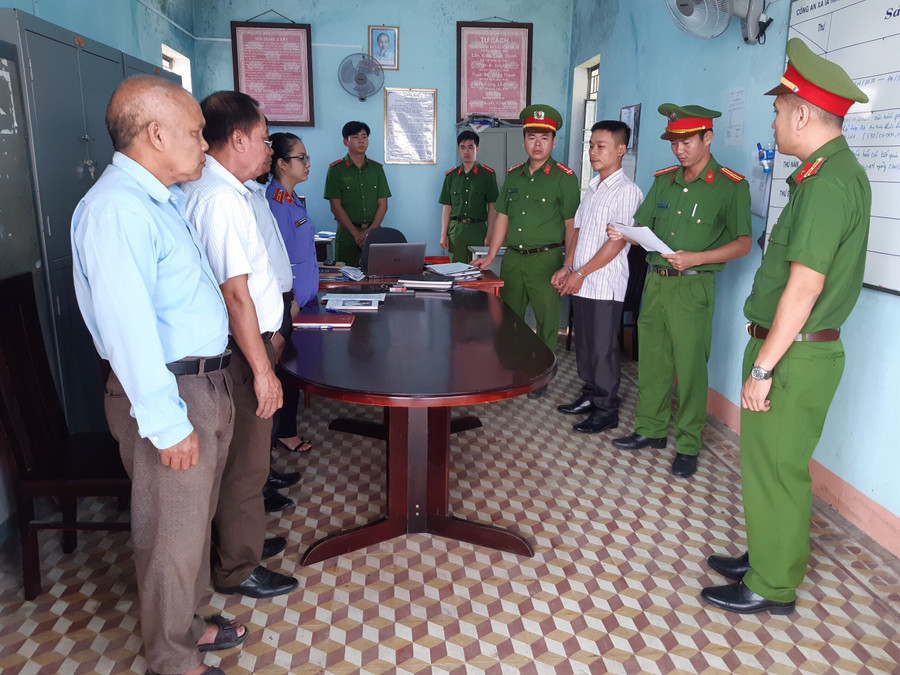  Lực lượng Công an đọc lệnh bắt giam với Tân (thứ 3 từ phải qua). Ảnh: Văn Ngọc