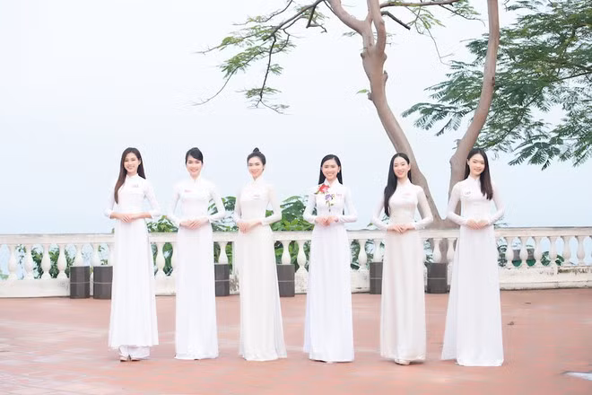 Tại đây, thí sinh Hoa hậu Việt Nam 2020 đã có cơ hội khám phá vẻ đẹp của phố biển qua các danh lam thắng cảnh, những địa điểm du lịch nổi tiếng như Mũi Nghinh Phong, ngọn hải đăng, bến tàu Marina,... ẢNH: BTC