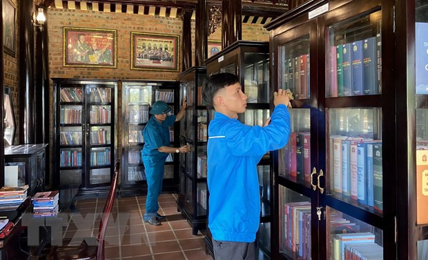 Người dân huyện Phú Lộc (Thừa Thiên-Huế) dọn dẹp Nhà văn hóa Đại tướng Lê Đức Anh chào mừng 100 năm Ngày sinh Đồng chí Lê Đức Anh. (Ảnh: Mai Trang/TTXVN)  Người dân huyện Phú Lộc (Thừa Thiên-Huế) dọn dẹp Nhà văn hóa Đại tướng Lê Đức Anh chào mừng 100 năm Ngày sinh Đồng chí Lê Đức Anh. (Ảnh: Mai Trang/TTXVN)