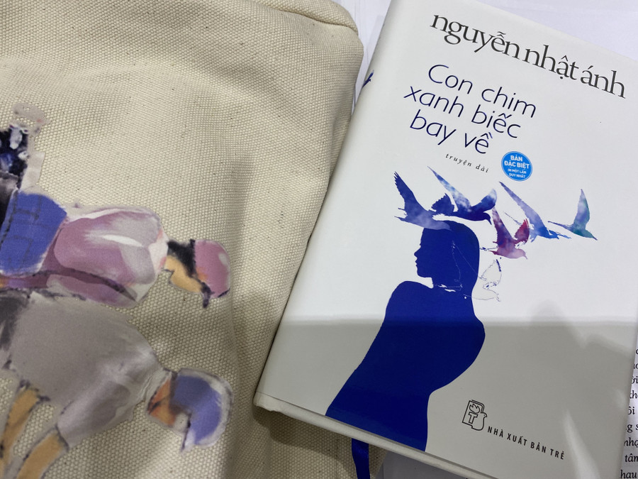 Bìa Con chim xanh biếc bay về phiên bản bìa cứng.