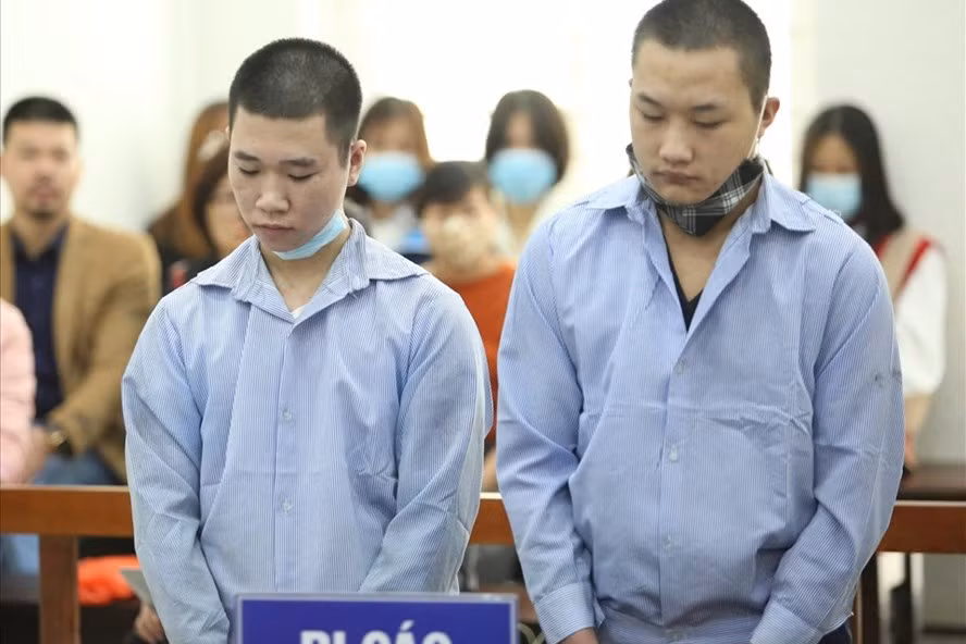  Hai tên cướp Vỹ và Diu (từ trái qua) tham gia đâm gục tài xế xe ôm công nghệ, cướp tài sản. Ảnh: V.Dũng.