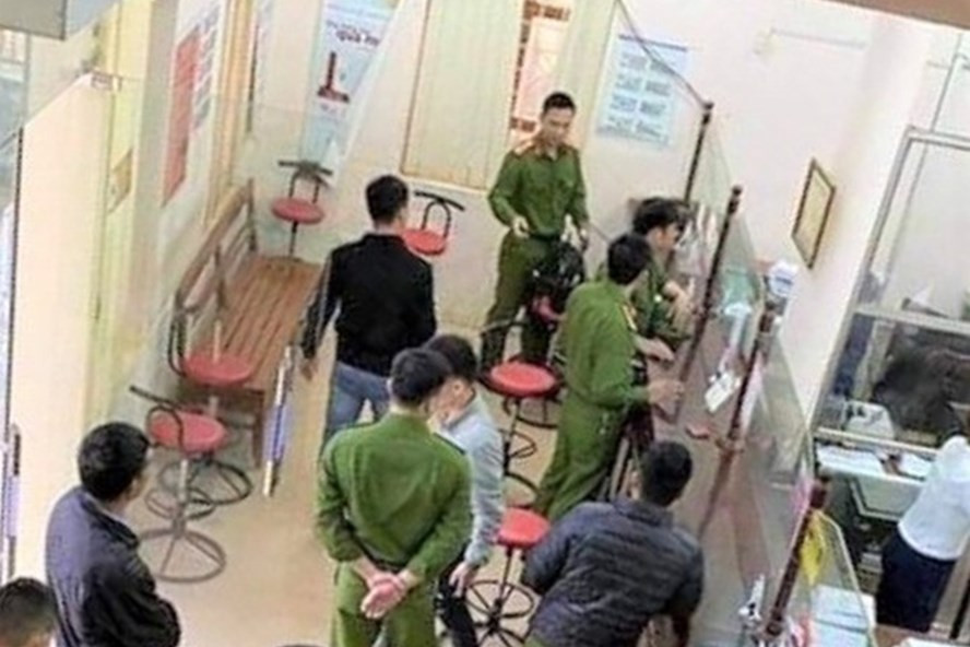 Lực lượng cảnh sát có mặt tại hiện trường vụ cướp ngân hàng. Ảnh: M.H. Lực lượng cảnh sát có mặt tại hiện trường vụ cướp ngân hàng. Ảnh: M.H.