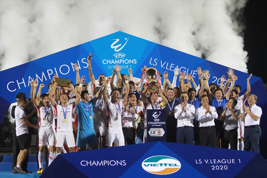 Vô địch V.League 2020 là thành quả xứng đáng của Viettel. Đoàn quân của huấn luyện viên Trương Việt Hoàng khởi đầu mùa giải khá chậm. Tuy nhiên, đoàn quân của huấn luyện viên Trương Việt Hoàng thi đấu ổn định trong giai đoạn 2 và nhanh buộc Sài Gòn lẫn Hà Nội phải rơi vào thế bám đuổi trong cuộc đua vô địch. Ảnh: Thanh Vũ