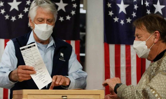 Đi bỏ phiếu ở Dixville Notch, bang New Hampshire rạng sáng 3-11 (giờ địa phương)