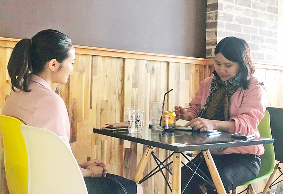 Chị N.T.Ng. (bìa trái; phường Thống Nhất, TP. Pleiku) chia sẻ với phóng viên về hành trình “tìm con” của vợ chồng mình. Ảnh: Phương Duyên