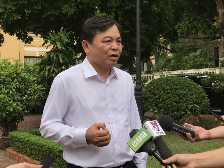 Thứ trưởng Bộ NNPTNT Nguyễn Hoàng Hiệp cho biết, cần đánh giá, rà soát lại các dự án thủy điện nhỏ. Thứ trưởng Bộ NNPTNT Nguyễn Hoàng Hiệp cho biết, cần đánh giá, rà soát lại các dự án thủy điện nhỏ.