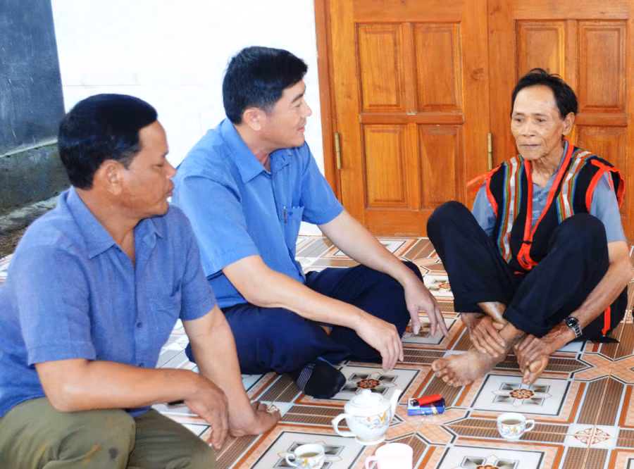  Ông Siu Hloan (bìa phải) trao đổi với cán bộ xã Ia Dom (huyện Đức Cơ) về kinh nghiệm tuyên truyền, vận động người dân. Ảnh: Vĩnh Hoàng