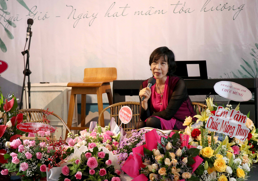 Nhà văn Thu Loan chia sẻ cảm xúc khi đọc những bài thơ trong 2 cuốn sách mới phát hành. Ảnh: Phương Linh