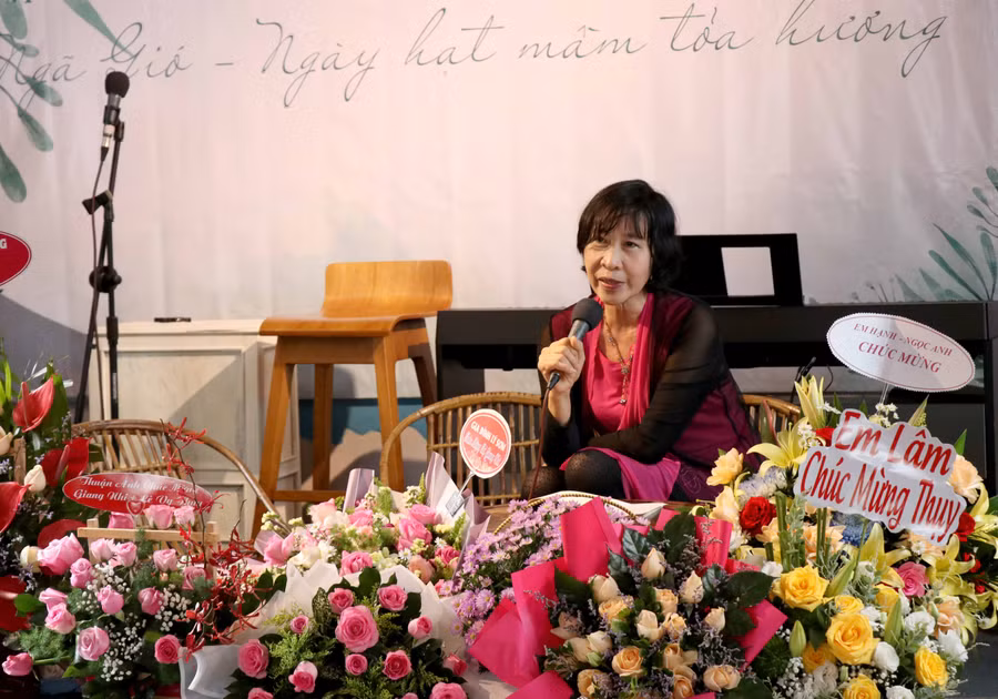 Nhà văn Thu Loan chia sẻ cảm xúc khi đọc những bài thơ trong 2 cuốn sách mới phát hành. Ảnh: Phương Linh