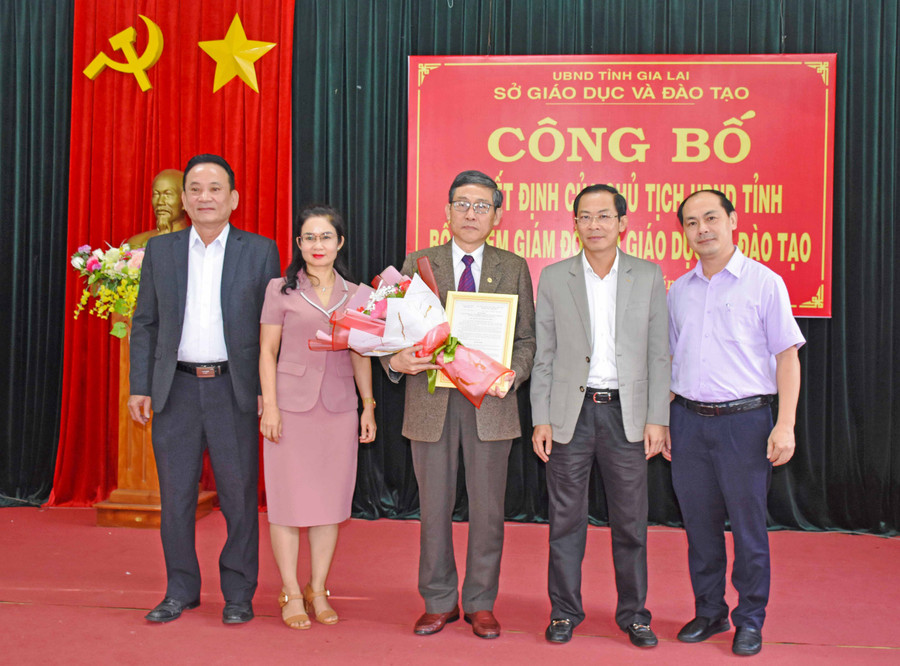 Phó Chủ tịch UBND tỉnh Đỗ Tiến Đông trao Quyết định bổ nhiệm chức vụ Giám đốc sở Giáo dục và Đào tạo cho đồng chí Lê Duy Định. Ảnh: Trần Dung