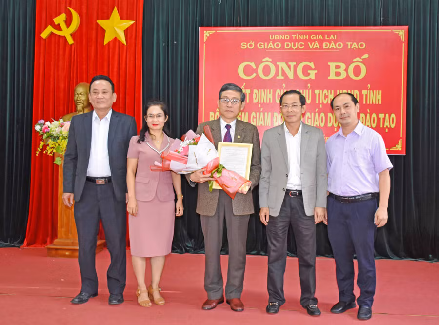 Phó Chủ tịch UBND tỉnh Đỗ Tiến Đông trao Quyết định bổ nhiệm chức vụ Giám đốc sở Giáo dục và Đào tạo cho đồng chí Lê Duy Định. Ảnh: Trần Dung