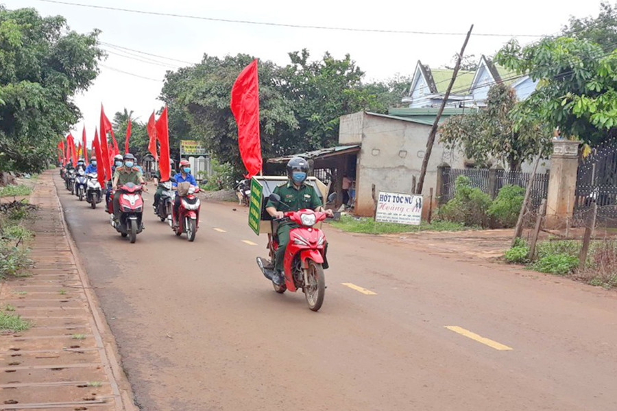 Bộ Chỉ huy Bộ đội Biên phòng tỉnh Gia Lai quan tâm chăm lo cán bộ trẻ ảnh 2 Cán bộ, chiến sĩ Đồn Biên phòng Ia Nan (huyện Đức Cơ) tham gia tuyên truyền phòng-chống dịch bệnh. Ảnh: Anh Huy