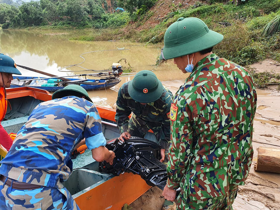 Lực lượng chức năng kết hợp nhiều giải pháp tìm kiếm, với hy vọng sớm tìm được các nạn nhân còn đang mất tích.