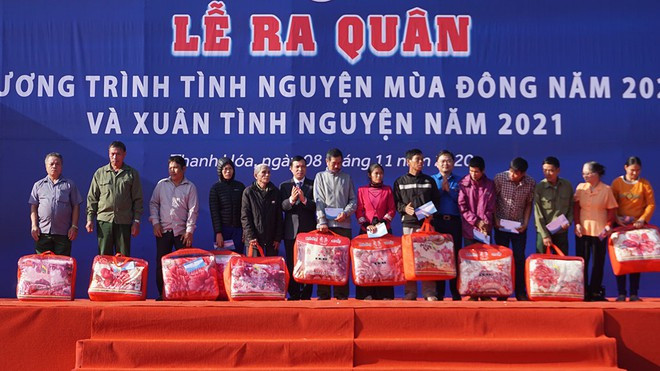 T.Ư Hội Liên hiệp Thanh niên Việt Nam trao quà cho người dân có hoàn cảnh khó khăn của H.Thường Xuân. ẢNH MINH HẢI