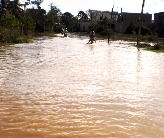 Đoạn đường ngập lụt hai ông T. và L. bị lũ cuốn trước đó Đoạn đường ngập lụt hai ông T. và L. bị lũ cuốn trước đó