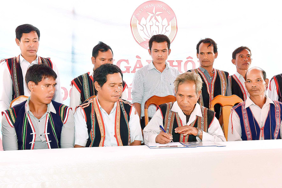 Bà con dân làng đã thi đua thực hiện tốt 5 nội dung của Cuộc vận động; các phong trào văn hóa, văn nghệ, thể dục thể thao được triển khai rộng rãi, góp phần nâng cao đời sống vật chất và tinh thần của người dân.