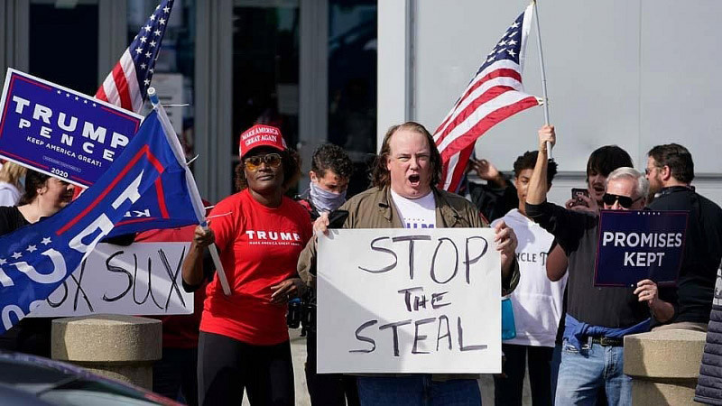  Nỗ lực thuyết phục các cử tri Cộng hòa vốn cho rằng phe Dân chủ đã “đánh cắp” cuộc bầu cử của họ sẽ còn rất khó khăn. Ảnh: AP