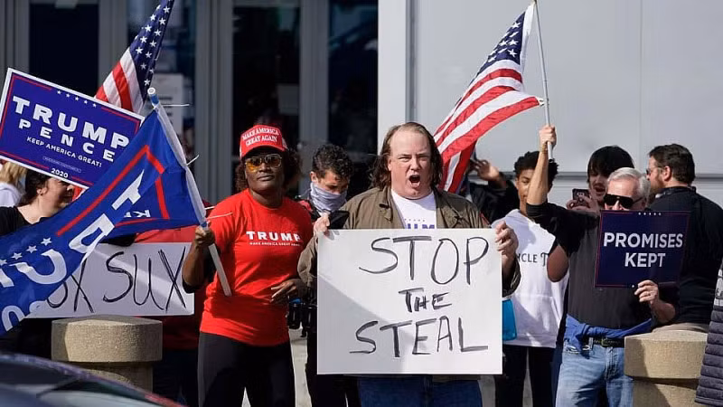  Nỗ lực thuyết phục các cử tri Cộng hòa vốn cho rằng phe Dân chủ đã “đánh cắp” cuộc bầu cử của họ sẽ còn rất khó khăn. Ảnh: AP