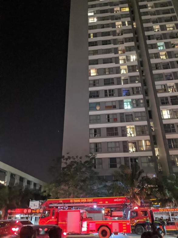  Xe chữa cháy tiếp cận hiện trường - Ảnh: Lê Tấn