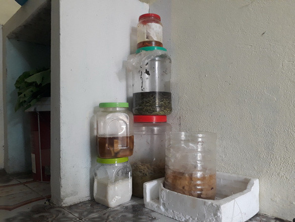 Góc phòng trọ với những hũ rau củ muối của cặp vợ chồng công nhân - Ảnh: TÂM LÊ
