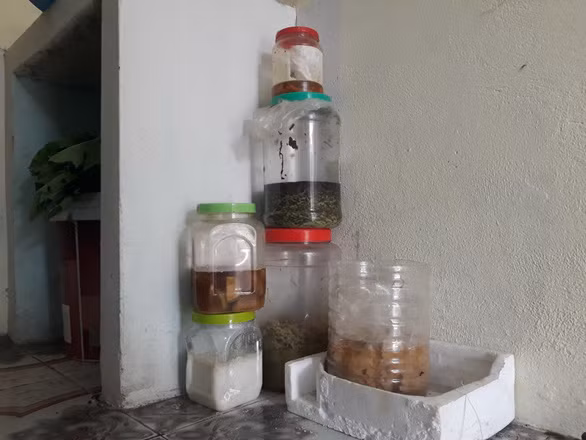 Góc phòng trọ với những hũ rau củ muối của cặp vợ chồng công nhân - Ảnh: TÂM LÊ