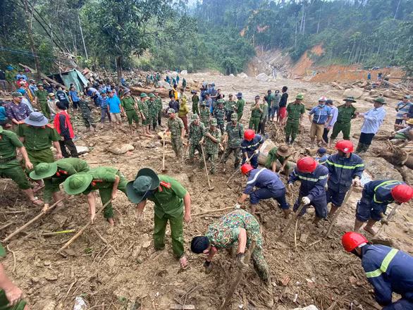 Lực lượng chức năng tìm kiếm người mất tích tại Trà Leng ngày 30-10 - Ảnh: LÊ TRUNG Lực lượng chức năng tìm kiếm người mất tích tại Trà Leng ngày 30-10 - Ảnh: LÊ TRUNG