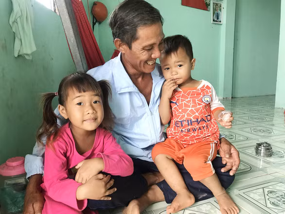 Khó khăn do ít cá nhưng ông Huỳnh Văn Nhất và các cháu cũng có niềm vui trong căn nhà do chính quyền cấp