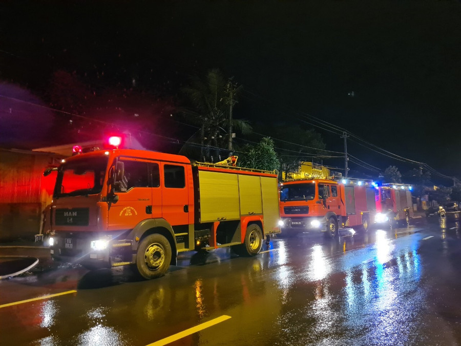Các xe chữa cháy cần một lượng nước lớn khi tham gia cứu hỏa. Ảnh: Lê Văn Ngọc