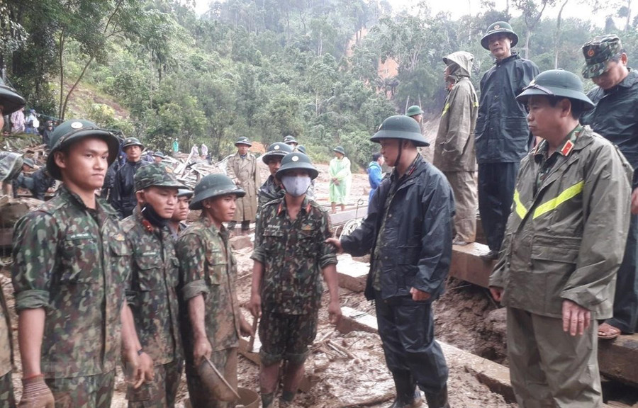 Trung tướng Thái Đại Ngọc, Tư lệnh Quân khu 5 động viên lực lượng tìm kiếm người mất tích. (Ảnh: Đoàn Hữu Trung/TTXVN)  Trung tướng Thái Đại Ngọc, Tư lệnh Quân khu 5 động viên lực lượng tìm kiếm người mất tích. (Ảnh: Đoàn Hữu Trung/TTXVN)