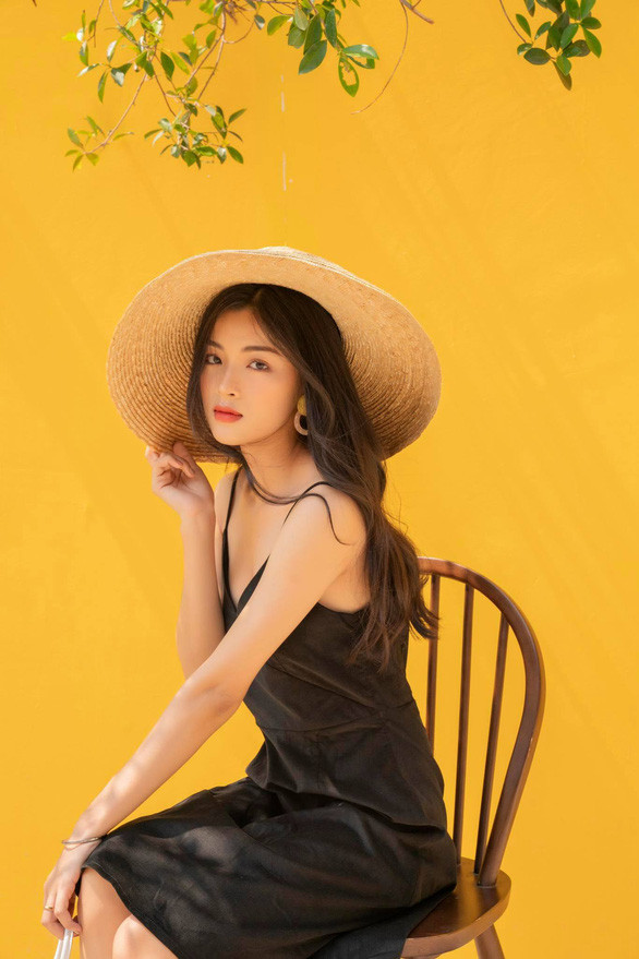 Điểm thu hút là mái tóc đen dài nữ tính - Ảnh: FB NHÂN VẬT