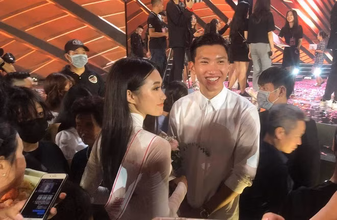 Sự xuất hiện của Đoàn Văn Hậu bên Hải My khiến đám đông vây quanh ẢNH: THẠCH ANH