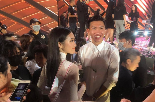 Sự xuất hiện của Đoàn Văn Hậu bên Hải My khiến đám đông vây quanh ẢNH: THẠCH ANH