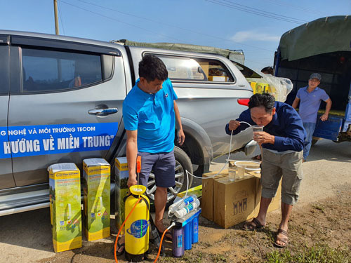 Những máy lọc nước được đưa đến lắp đặt hỗ trợ dân vùng lũ Quảng Bình Ảnh: TRẦN VĂN BÌNH