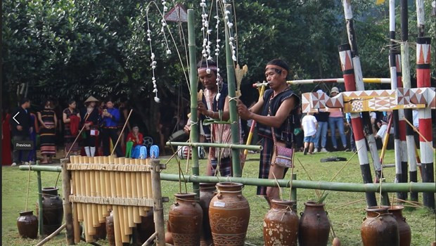  Những người đàn ông có nhiệm vụ dựng 'chơ đăng.' (Ảnh: Minh Anh/Vietnam+)