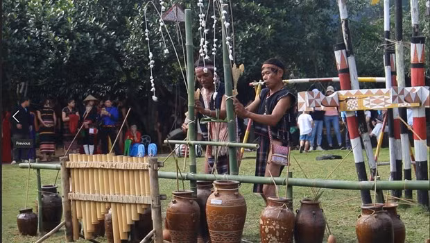  Những người đàn ông có nhiệm vụ dựng 'chơ đăng.' (Ảnh: Minh Anh/Vietnam+)